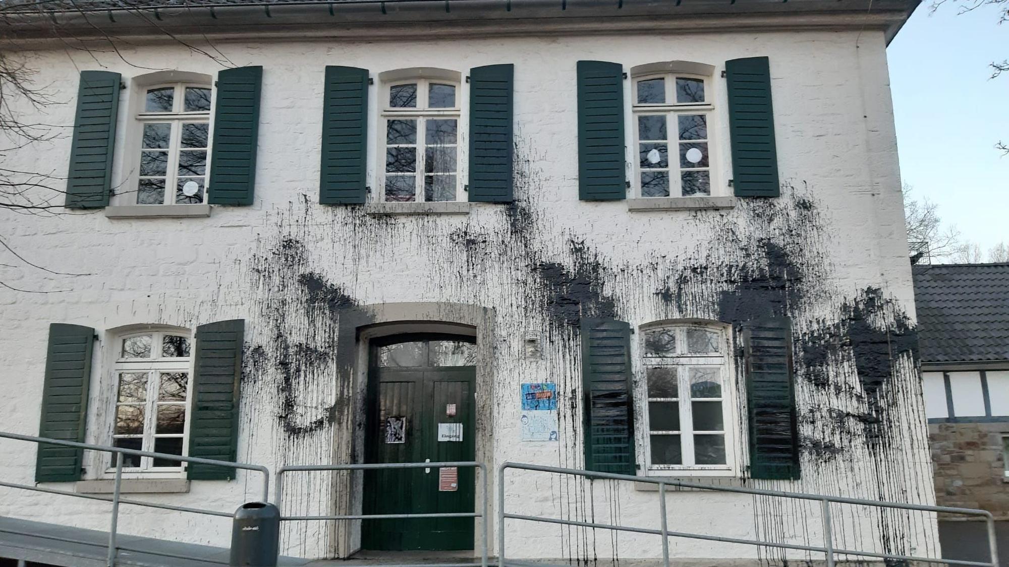 Unbekannte haben das Haus des Jugendzentrums Much mit schwarzer Farbe beschmiert.