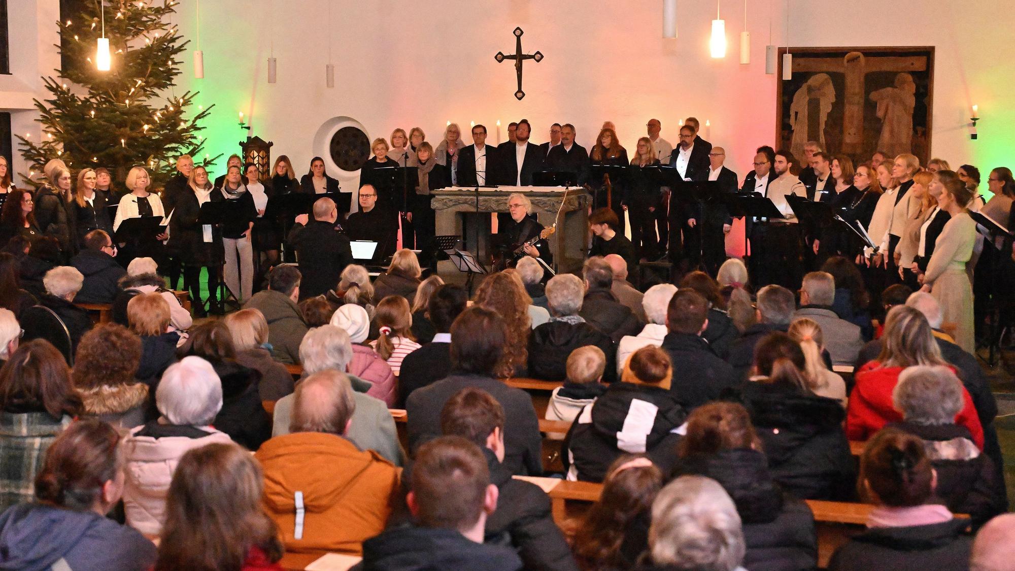 Großer Andrang: Die Kirche St. Michael in Neschen ist beim Winterzauber voll besetzt.