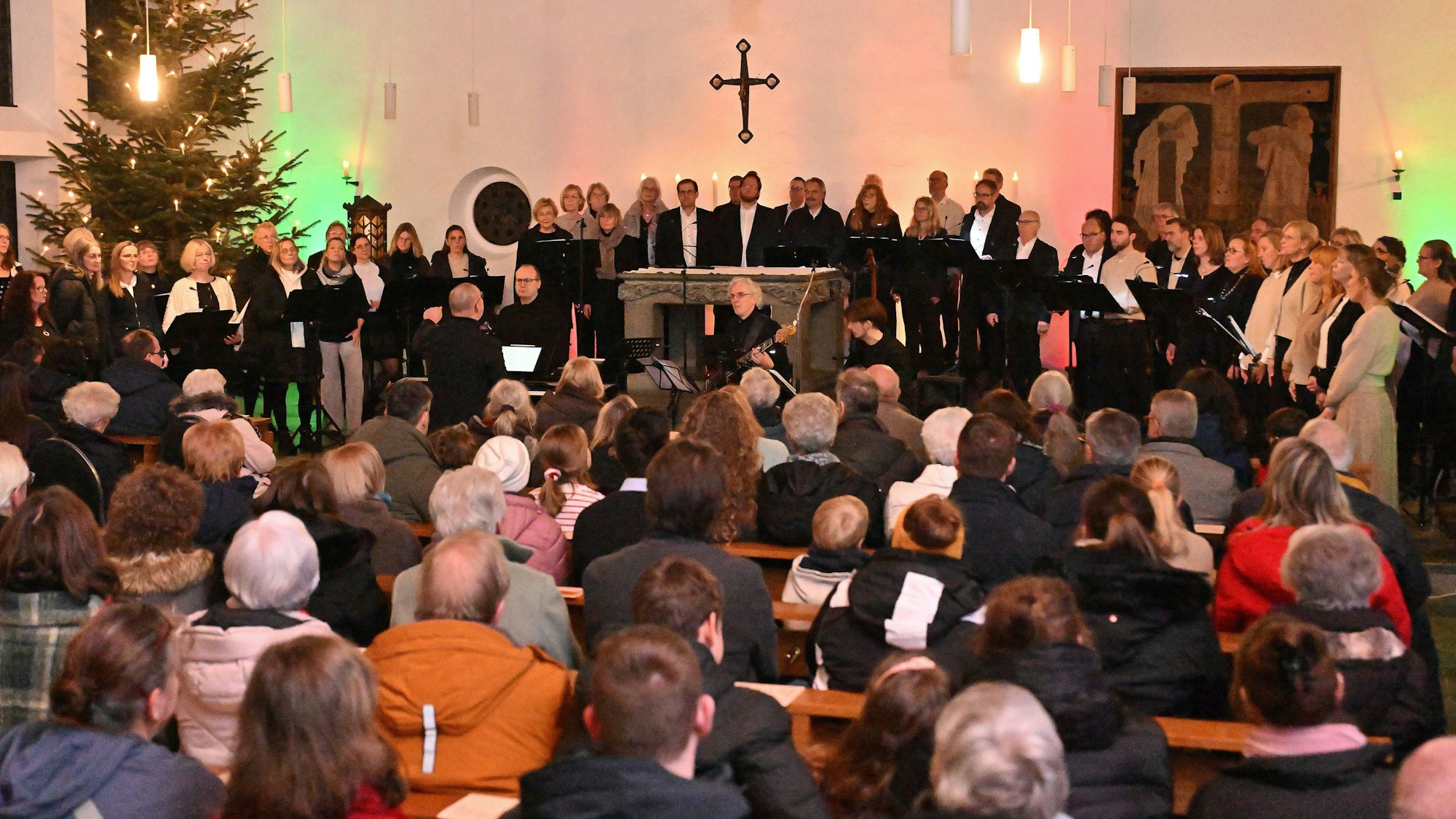 Großer Andrang: Die Kirche St. Michael in Neschen ist beim Winterzauber voll besetzt.