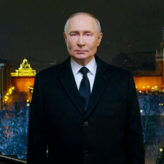 Auf diesem vom Pressedienst des Kreml veröffentlichten Videostandbild spricht der russische Präsident Wladimir Putin während einer Aufzeichnung seiner jährlichen, im Fernsehen übertragenen Neujahrsbotschaft am Silvesterabend im Kreml, hier im Jahr 2024. (Archivbild)