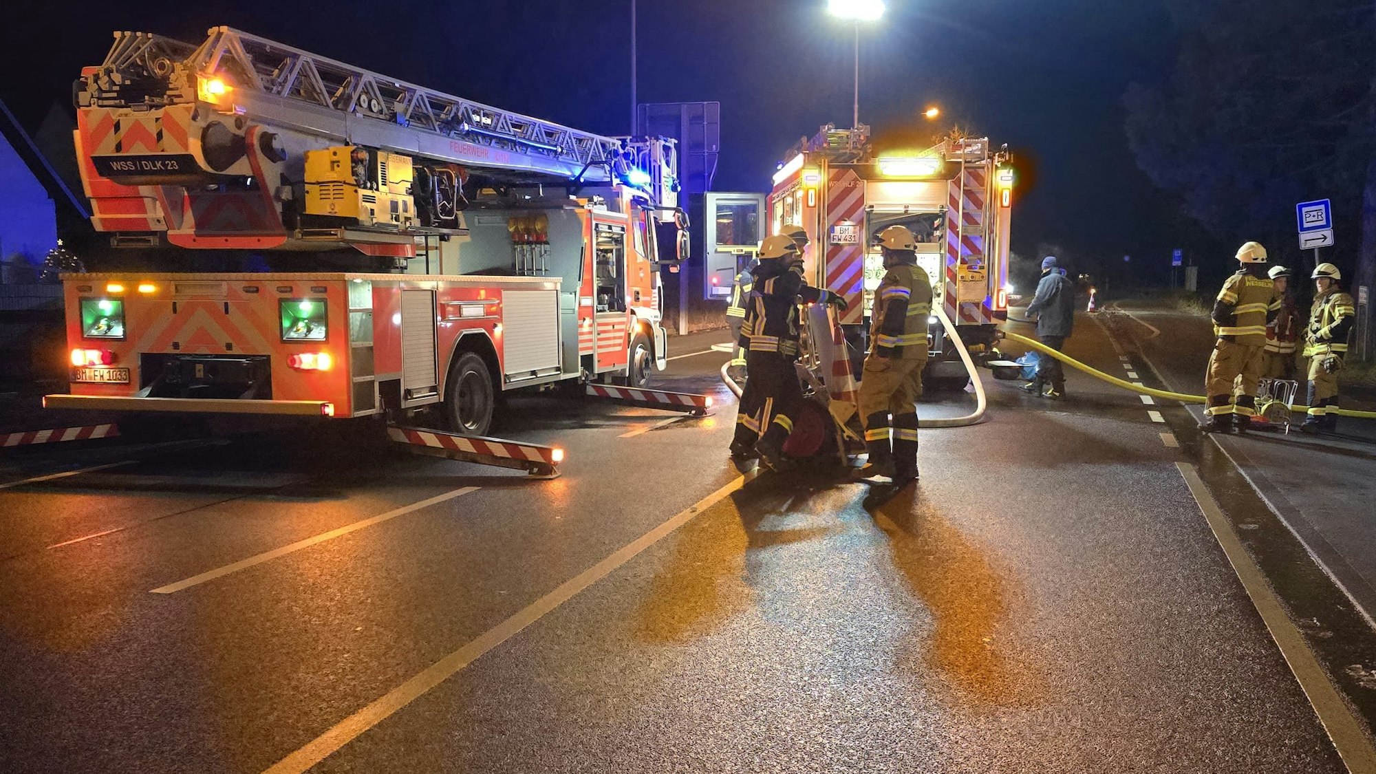 Die Willy-Brandt-Straße war während des Feuerwehreinsatzes in beide Fahrtrichtungen gesperrt