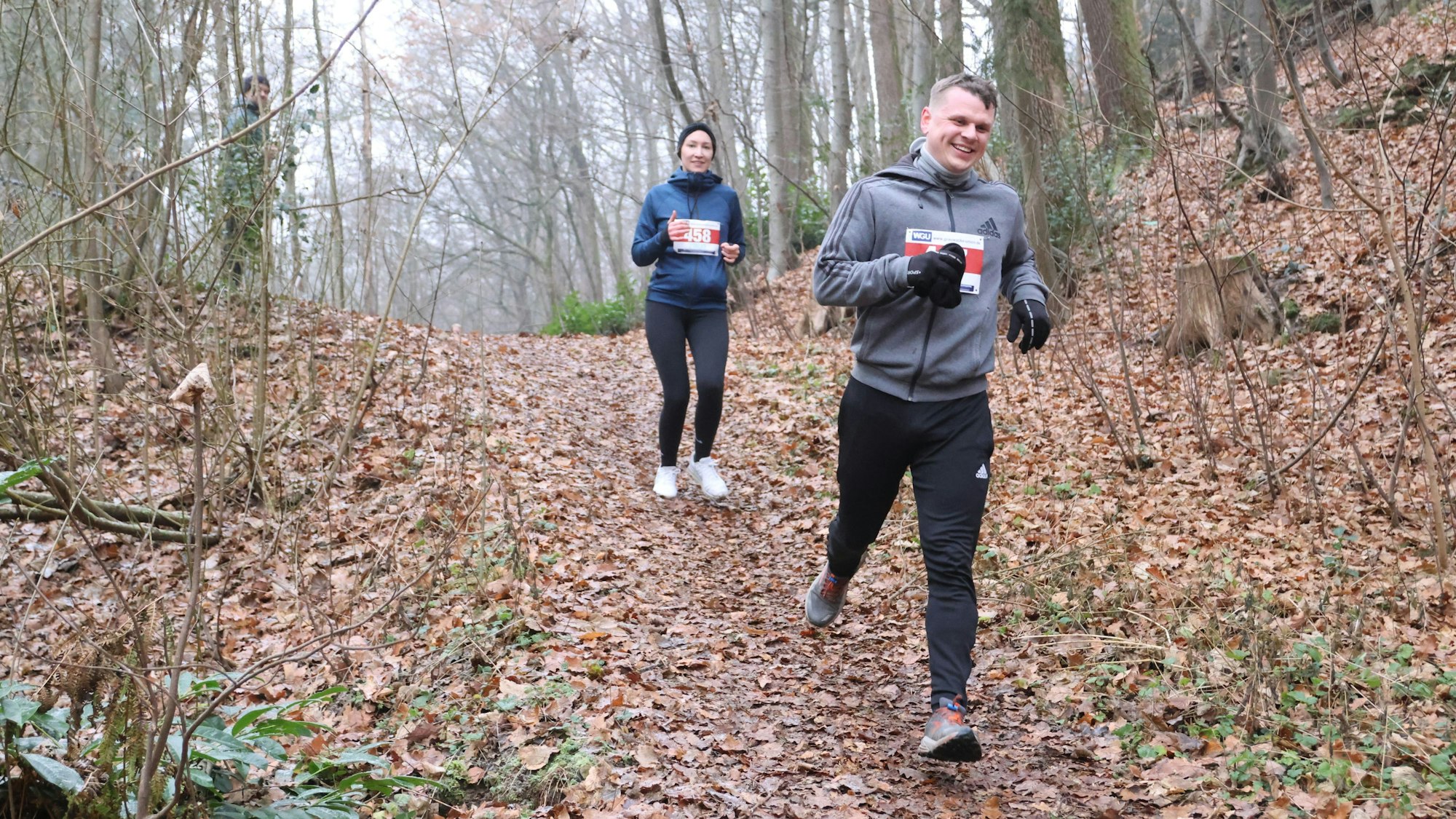 Zwei Läufer im Wald.