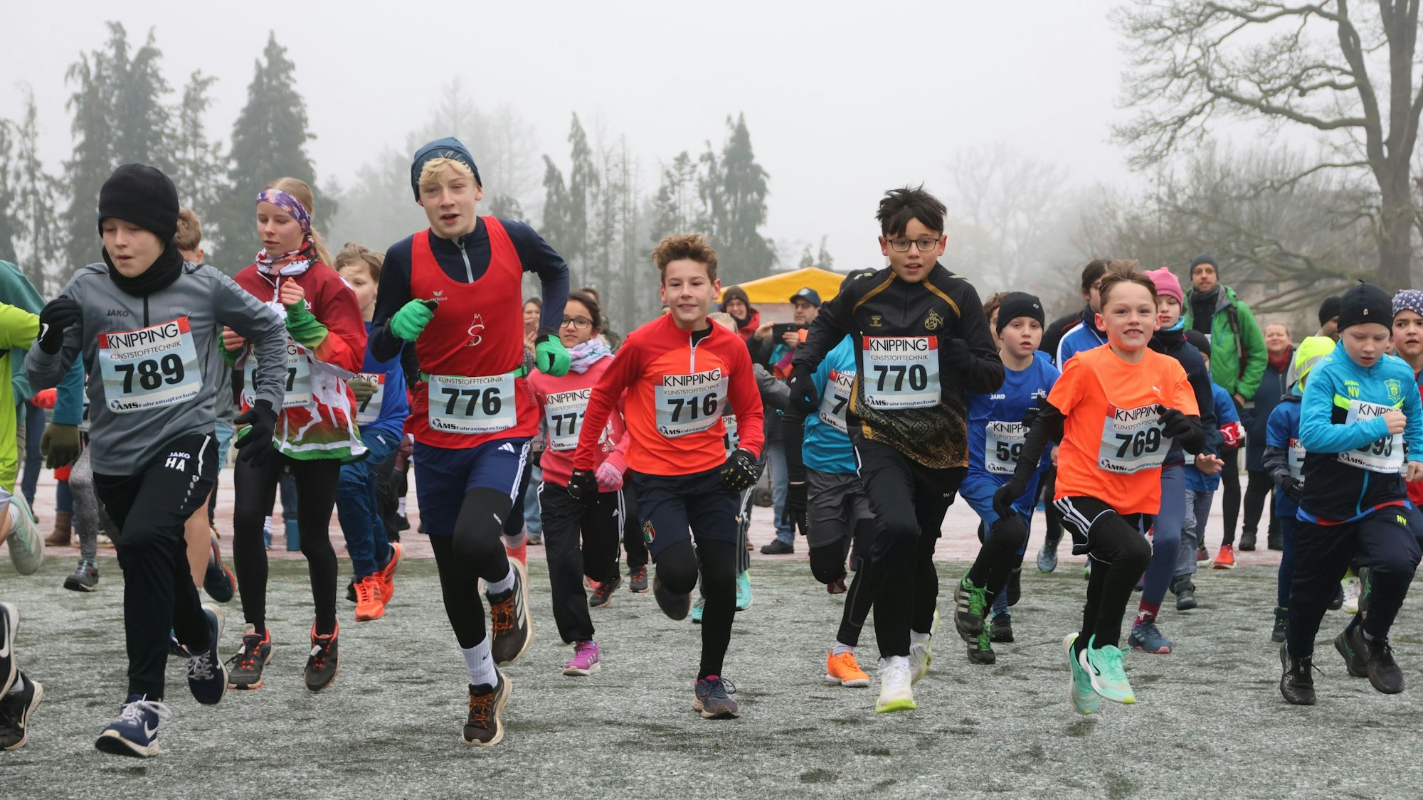 Kinder starten bei einem Crosslauf.