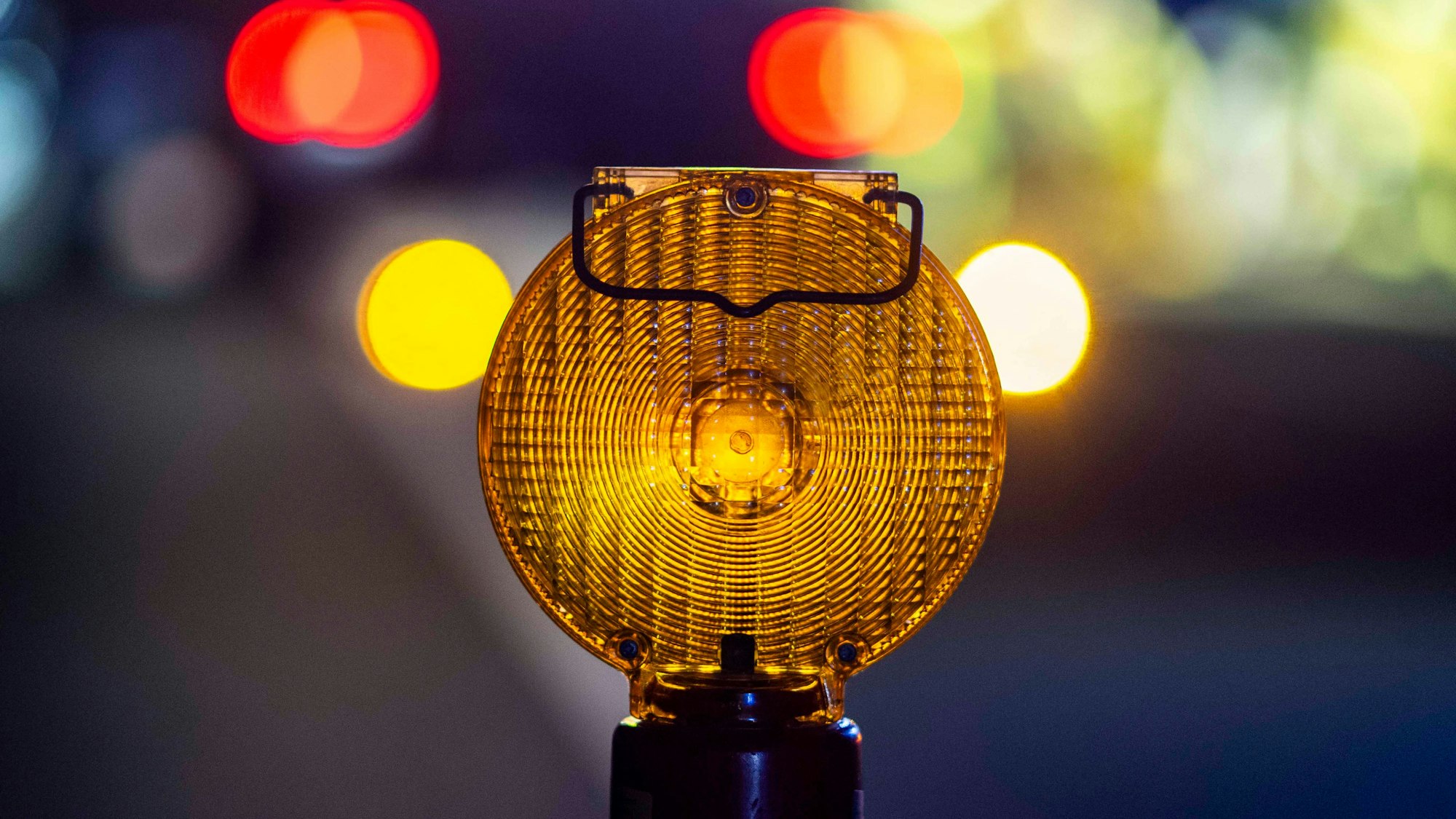 Das Bild zeigt eine Warnleuchte bei einem Unfall.