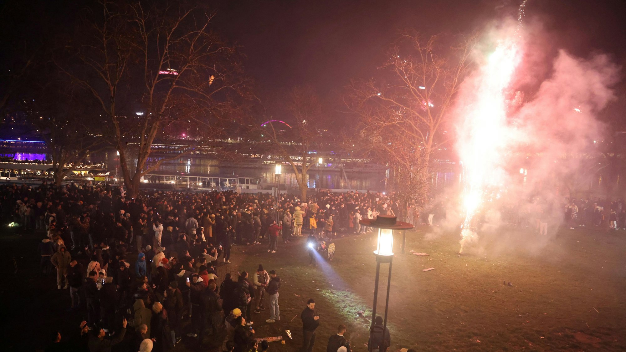 Viel los war in der Silvesternacht am Altstadt-Rheinufer.
