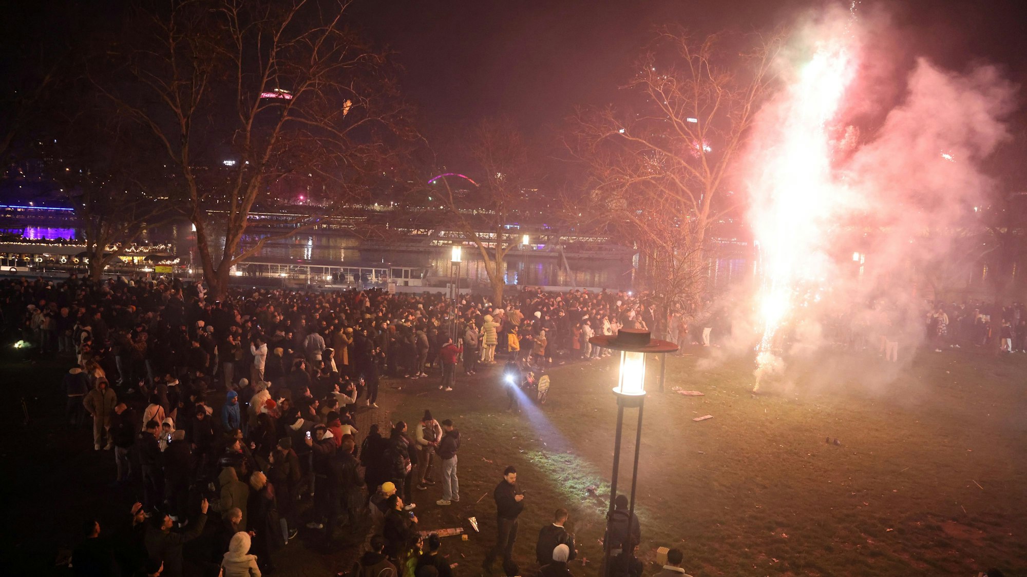 Menschenmenge im Rheingarten