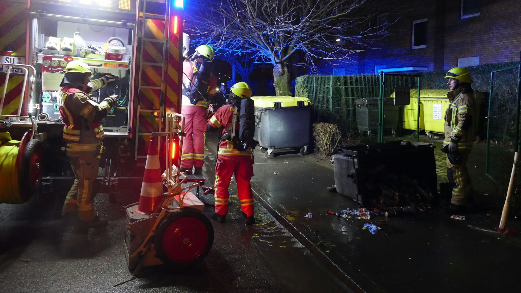 An der Frankfurter Straße in Siegburg löschte die Feuerwehr einen Container, in dem sich Feuerwerksreste entzündet hatten.