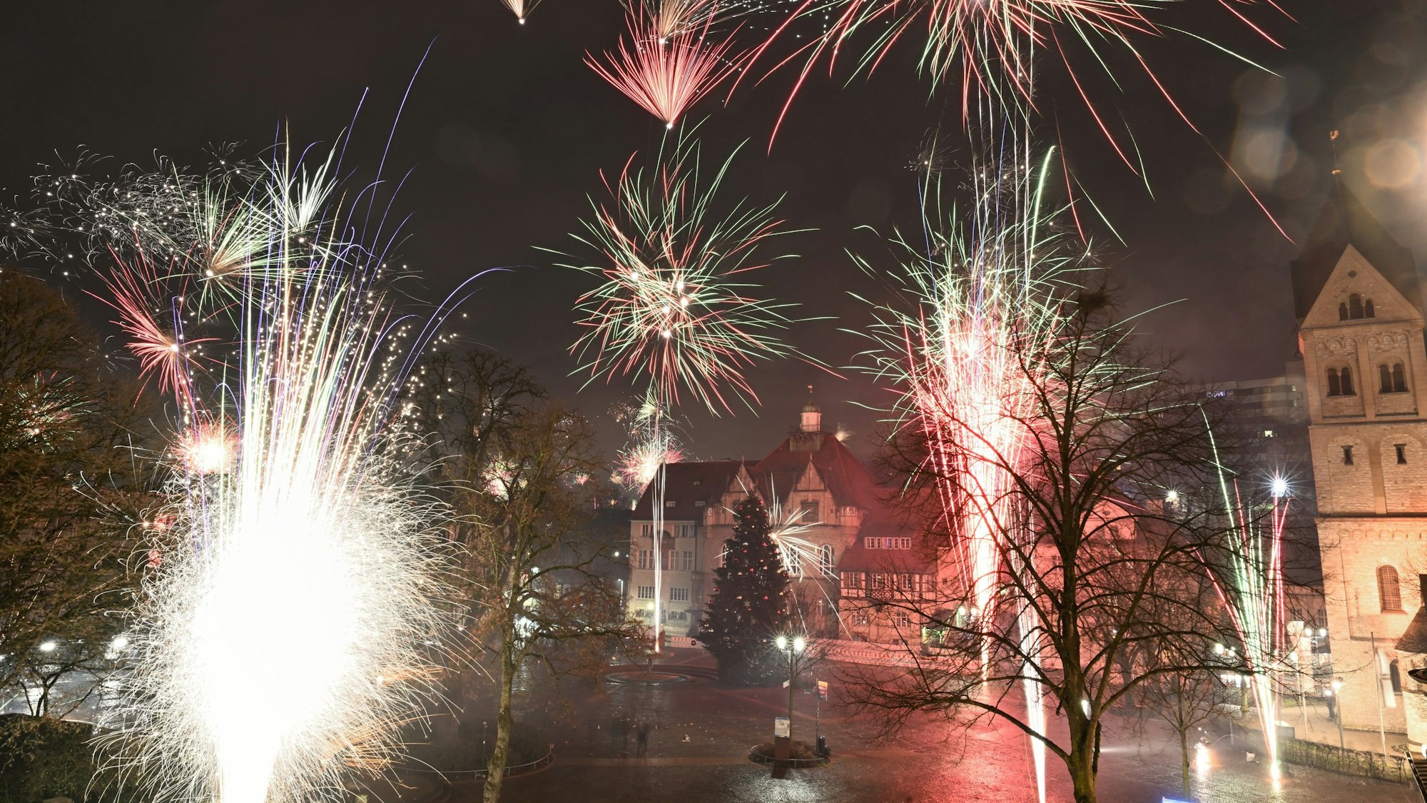 Feuerwerk auf einem Platz.