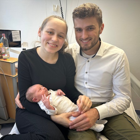 Am 1.1.2026 kam die kleine Sofia um 3:23 Uhr in Sank Johannes Krankenhaus in Troisdorf-Sieglar zur Welt. Hier mit den stolzen Eltern Luise und Lukas Engbrecht.