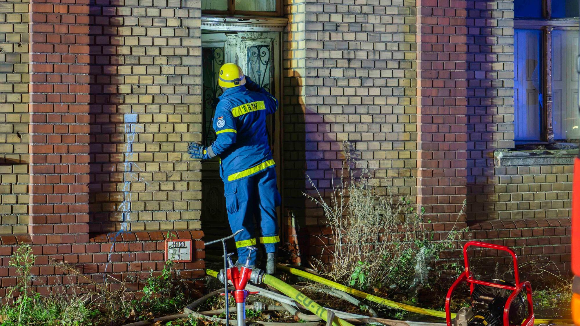 Das Bild zeigt einen Mitarbeiter des THW Euskirchen, der einen Blick durch die Eingangstür wirft.