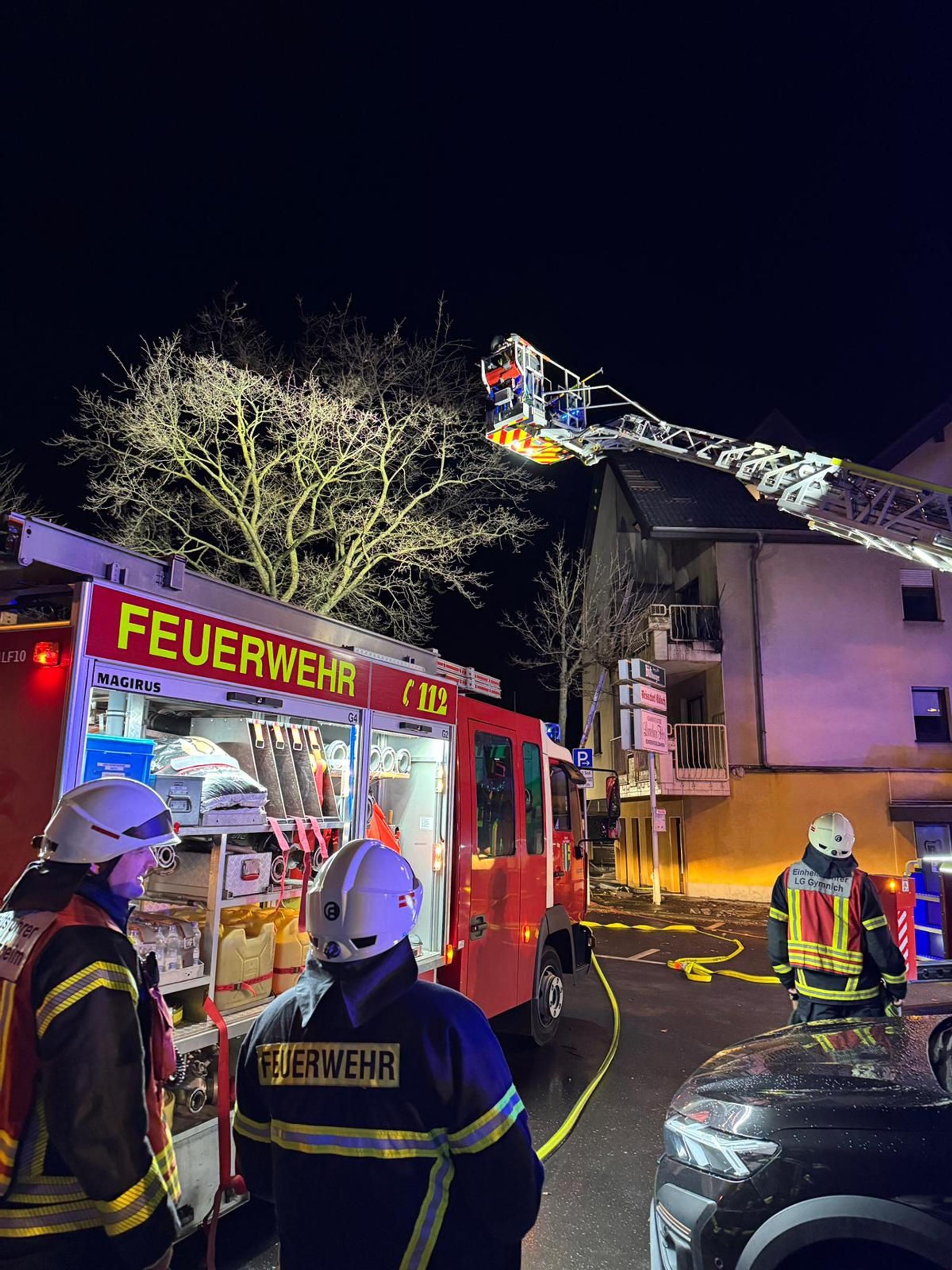 Auf einem Balkon eines Mehrfamilienhauses war ein Feuer ausgebrochen.