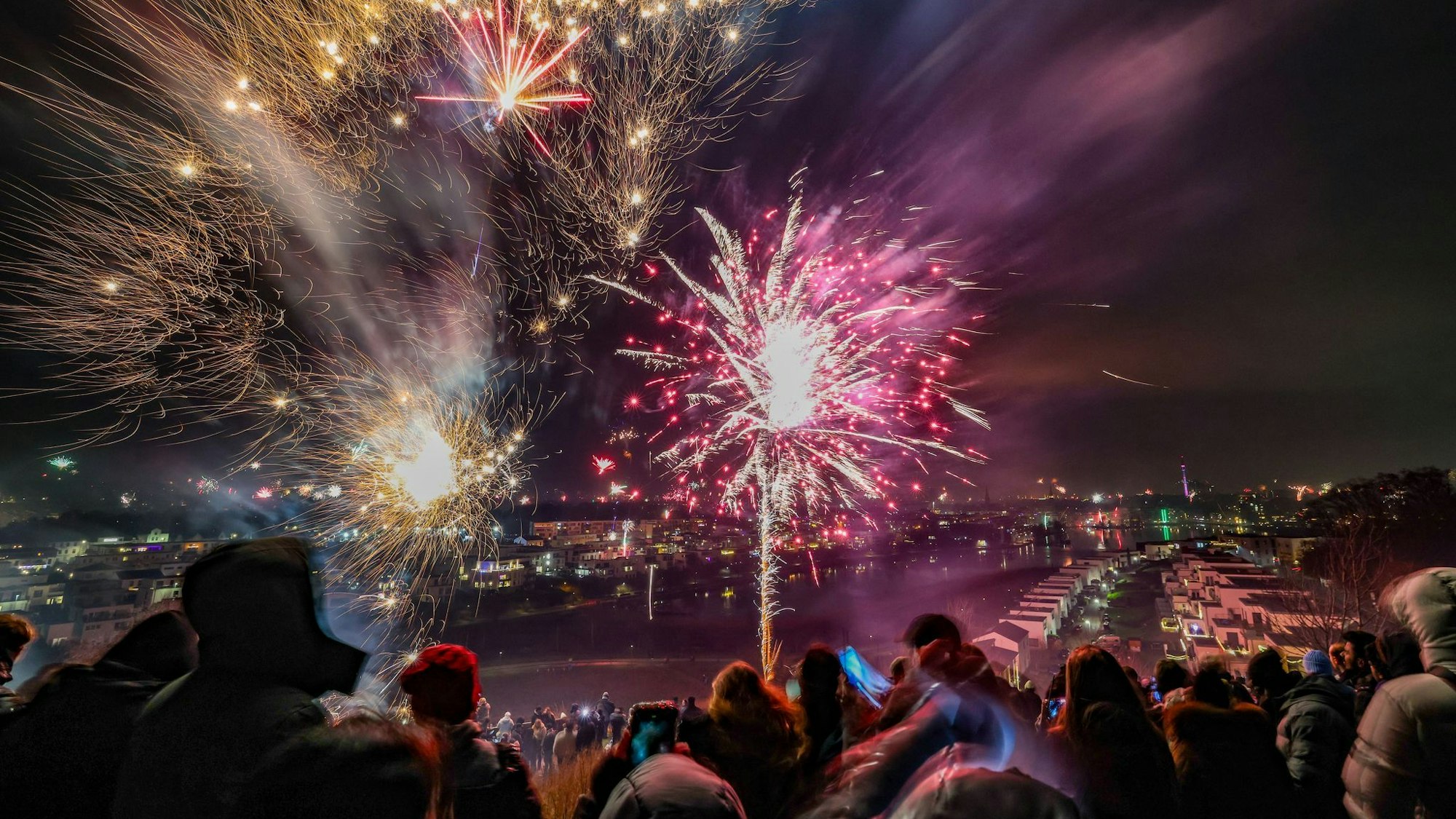 Die Menschen in NRW feierten den Jahreswechsel überwiegend friedlich.