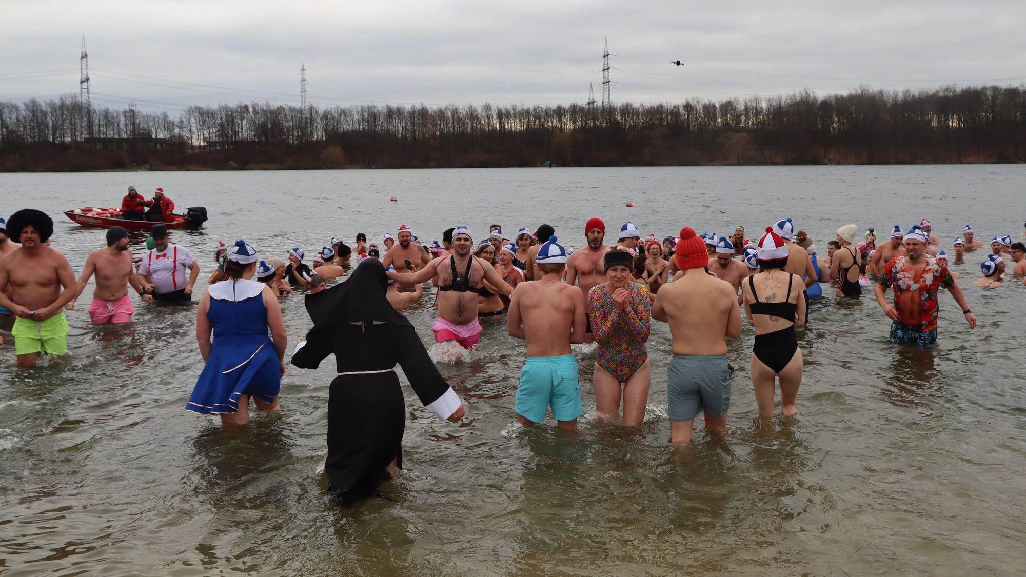 Auf dem Bild sind Schwimmer zu sehen, die in den Otto-Maigler-See gehen.
