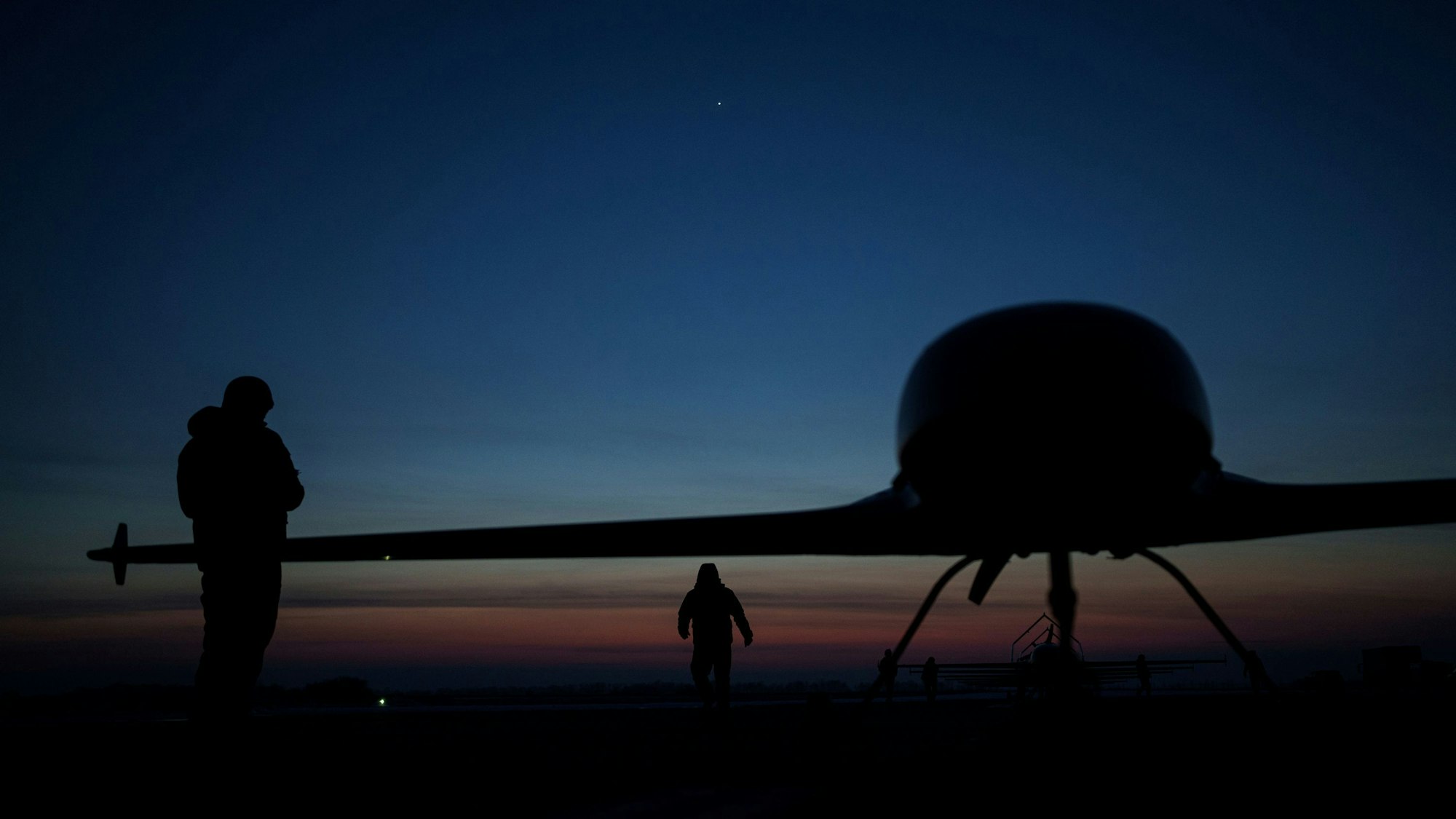 Ukrainische Soldatenbereiten den Start der Langstreckendrohne An-196 Ljutyj an einem ungenannten Ort in der Ukraine vor (Archivbild). Die Ukraine setzte ihre Angriffe auf russische Ölanlagen fort.