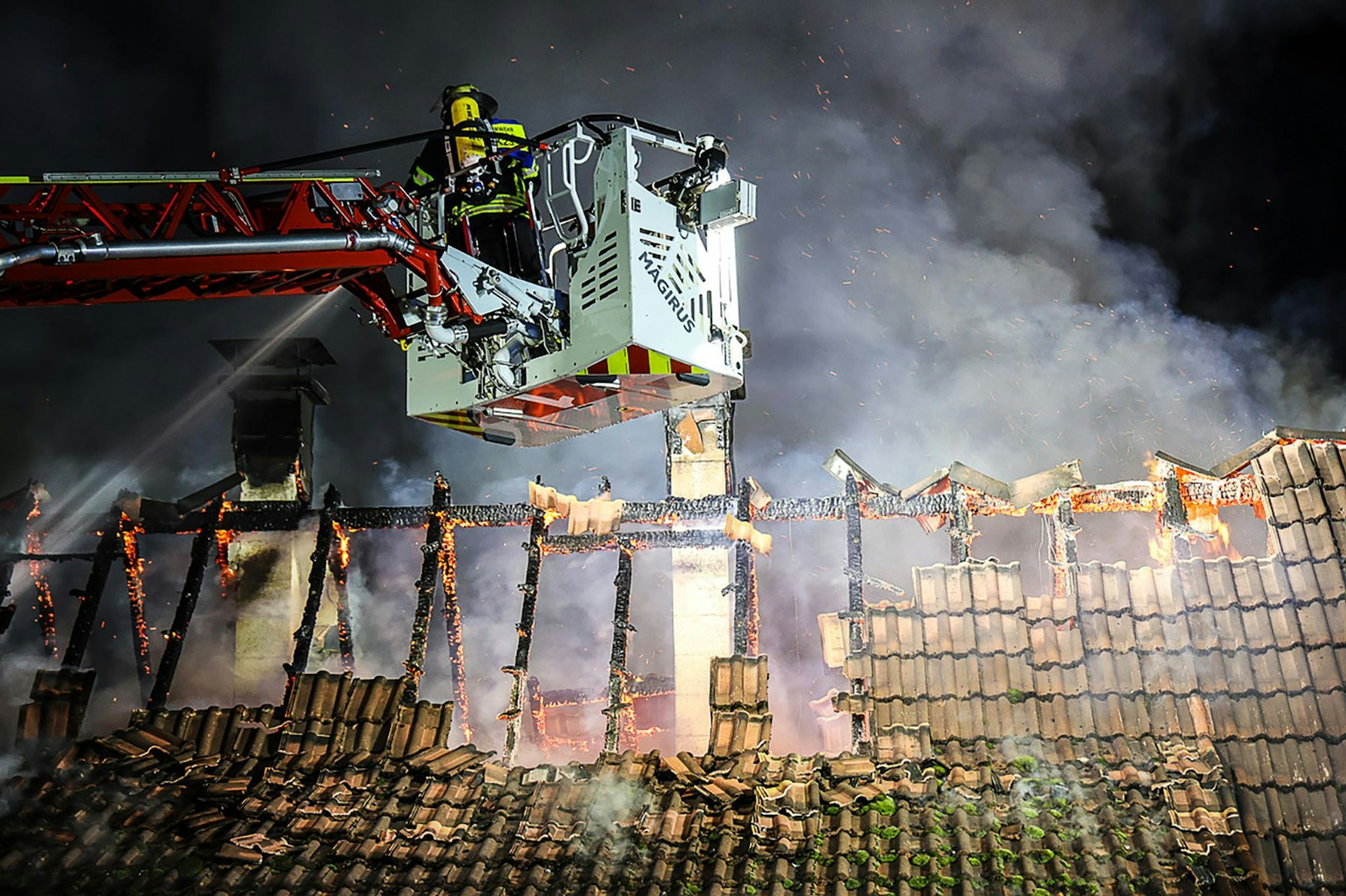 In Hagen brannten gleich drei Dachstühle eines Gebäudekomplexes.