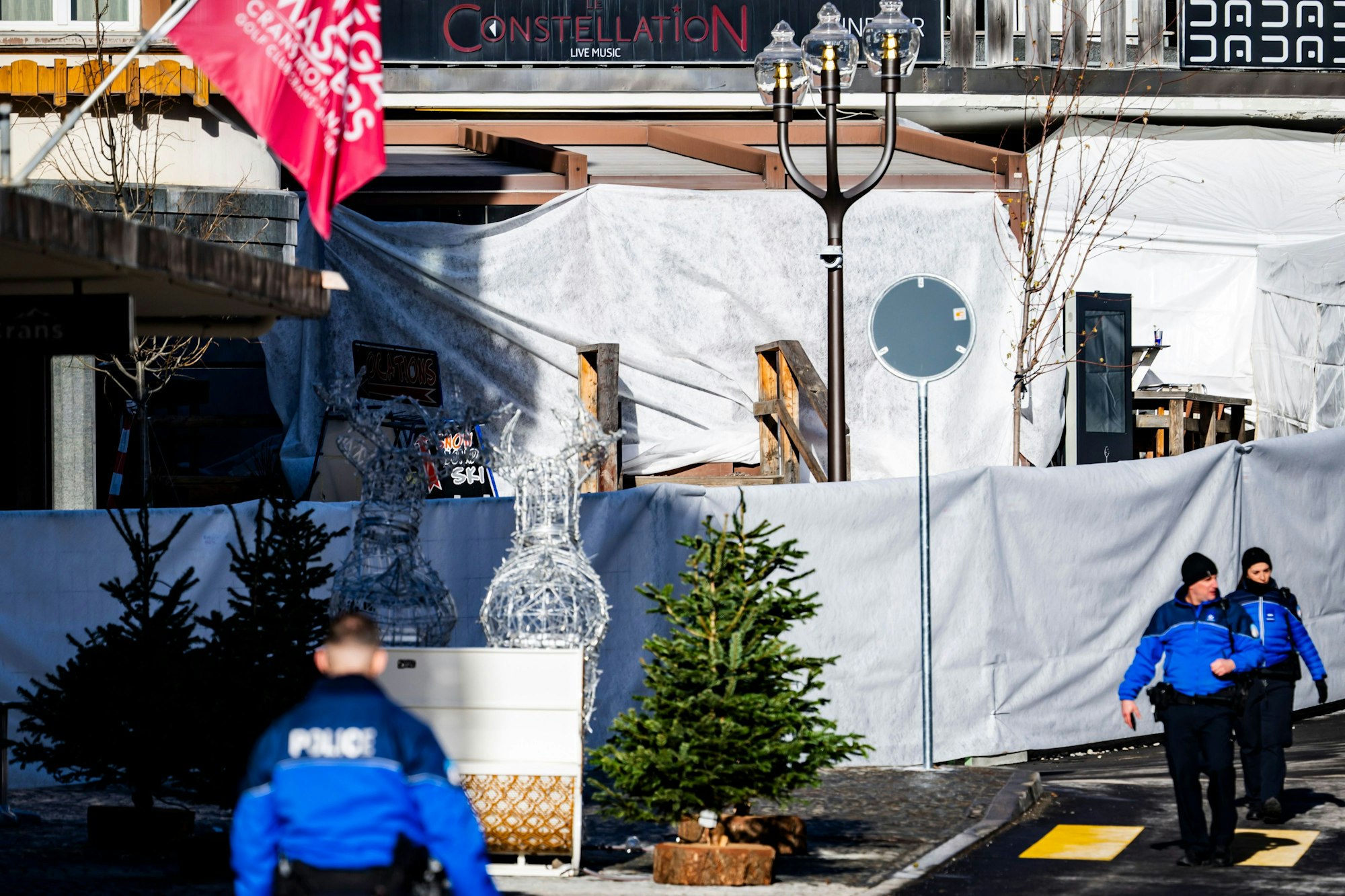 Crans-Montana: Polizeibeamte inspizieren den Bereich, in dem in der Bar und Lounge „Le Constellation“ ein Feuer ausgebrochen ist.