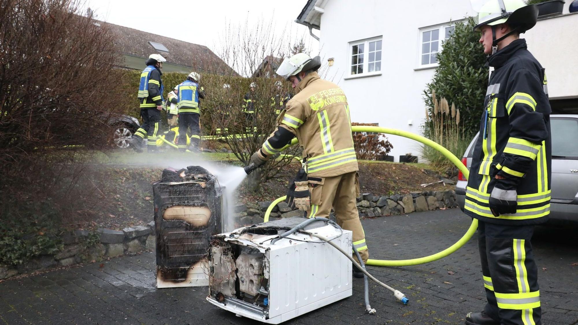Die Feuerwehr löschte einen Kellerbrand in Königswinter-Berghausen.