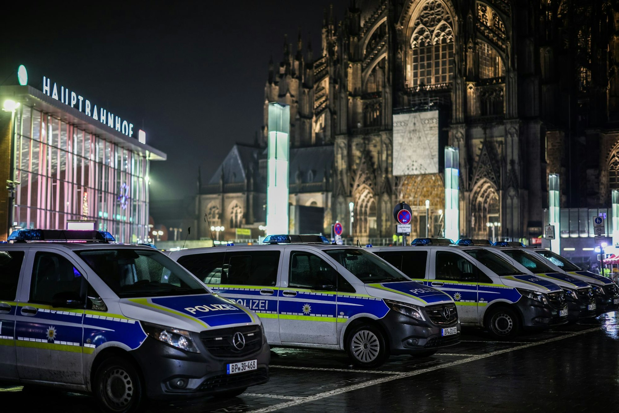In Köln hatte sich die Polizei für die Silvesternacht gewappnet.