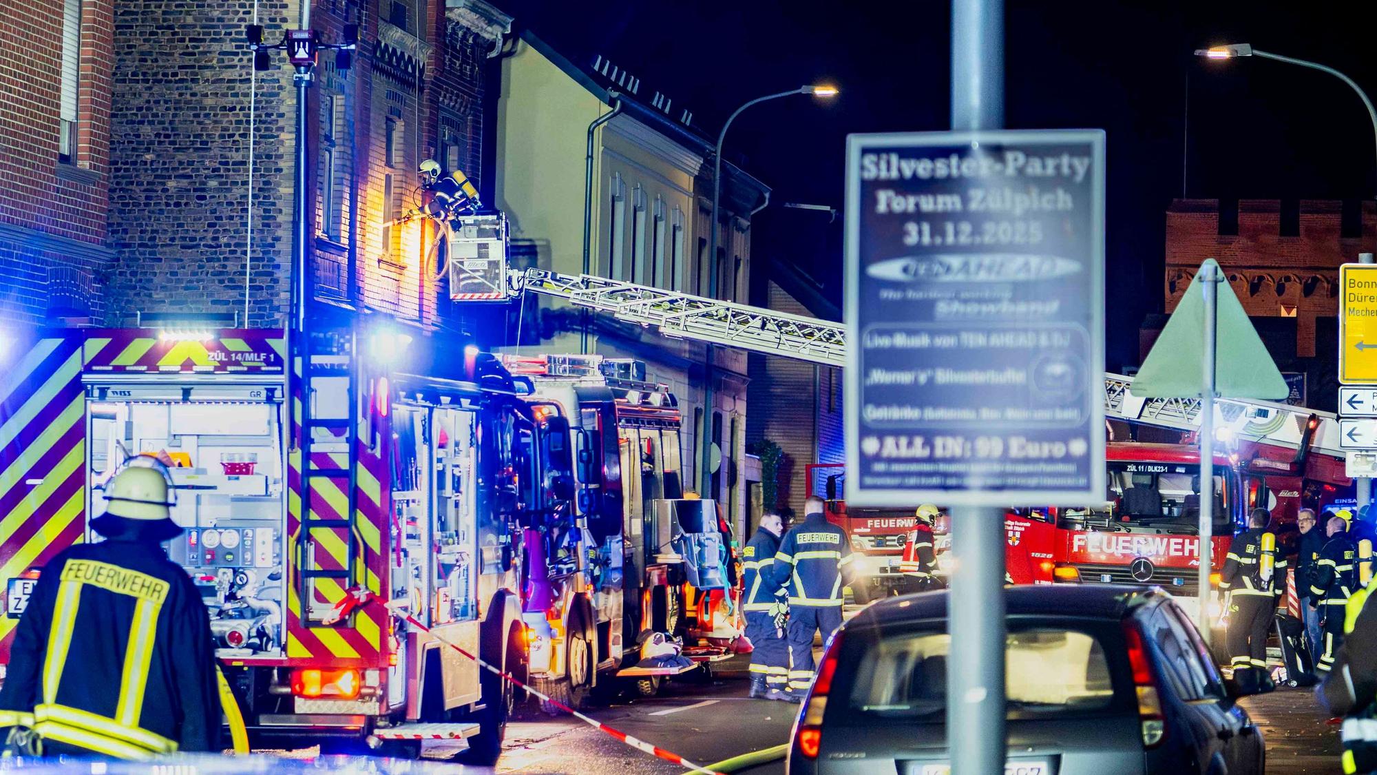 Das Bild zeigt einen Moment während der Löscharbeiten an der Römerallee in der Silvesternacht.