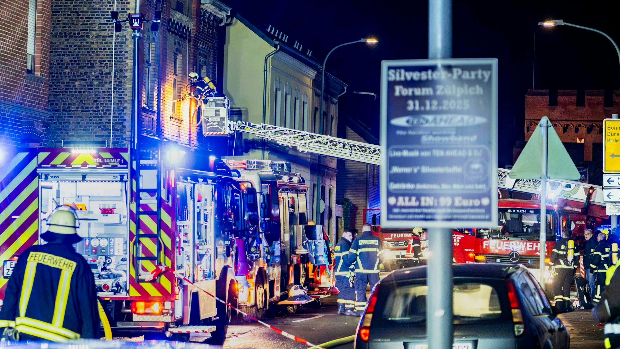 Das Bild zeigt einen Moment während der Löscharbeiten an der Römerallee in der Silvesternacht.