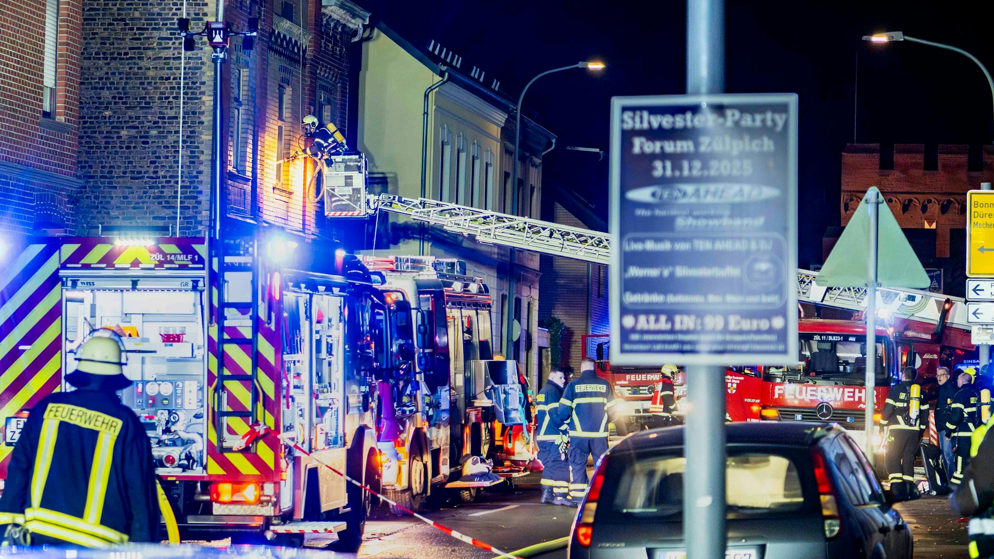 Das Bild zeigt einen Moment während der Löscharbeiten an der Römerallee in der Silvesternacht.