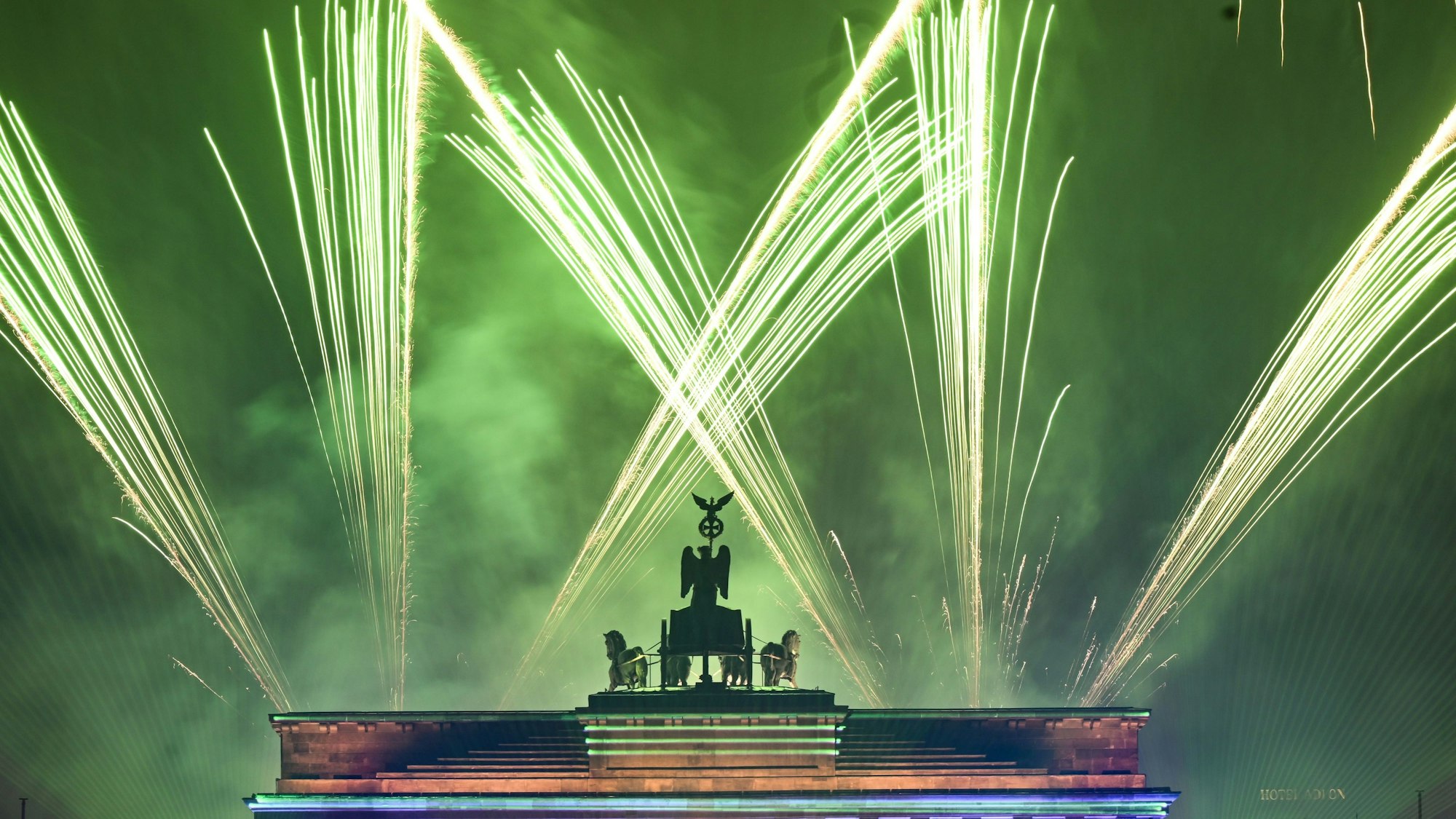 Feuerwerk über dem Brandenburger Tor in Berlin