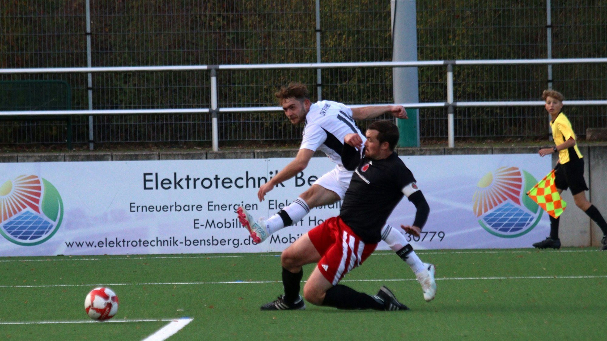 Sinan Hannes flankt vor das Tor. Ein Abwehrspieler kommt zu spät.