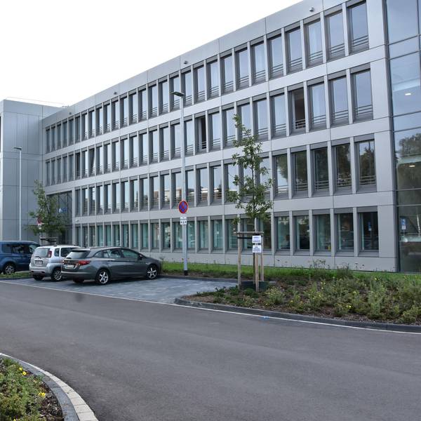 Das Bild zeigt das Polizeigebäude an der Sportparkstraße.