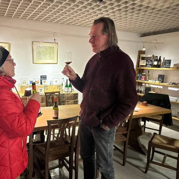 Winzer Kay Thiel und Brigitte Schmälter, die mit ihm über Wein diskutiert.