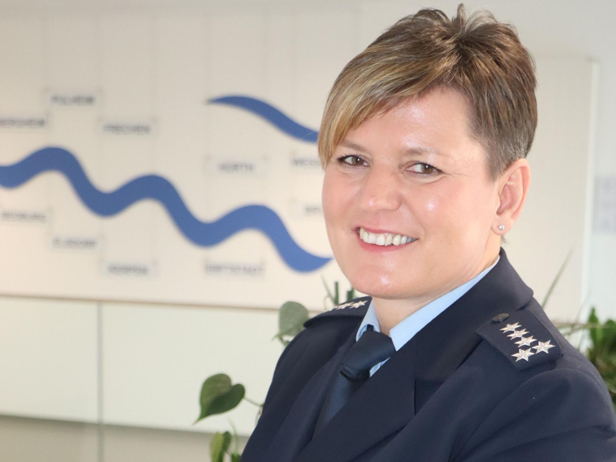 Das Bild zeigt Brandt lächelnd in Polizeiuniform.