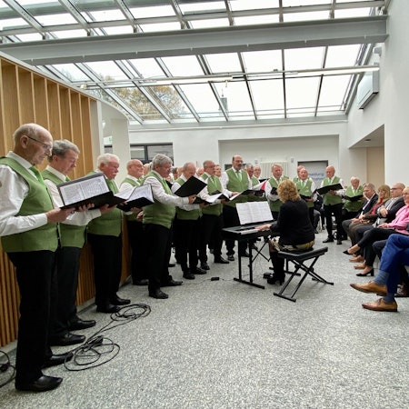 Der MGV Lechenich begleitete die kleine Wiedereröffnungsfeier des Marien-Hospitals in Erftstadt-Frauenthal. Unter den Gästen: Gregor Golland und Detlef Seif.