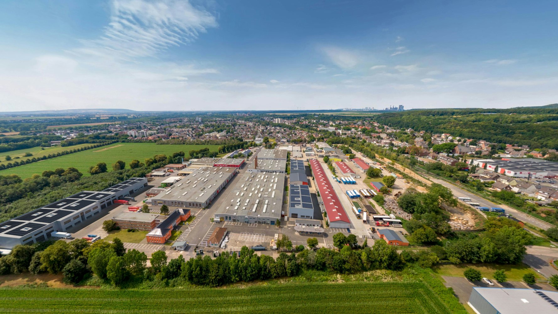 Das Bild zeigt ein Gewerbegebiet aus der Vogelperspektive.