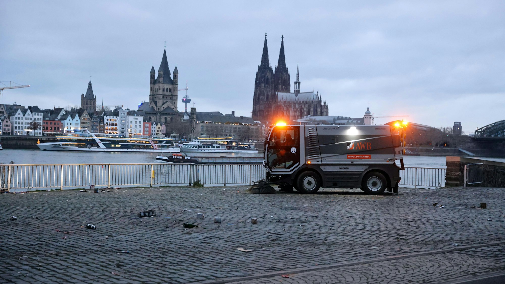 Rund 200 Mitarbeitende der AWB seien an Neujahr ausgerückt, um die Innenstadt und andere Veedel zu reinigen, wie ein Sprecher erklärt.