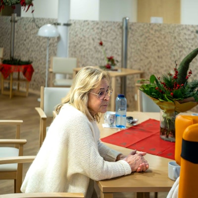 Das Bild zeigt die Leiterin der Einrichtung im Gespräch mit einer Bewohnerin.