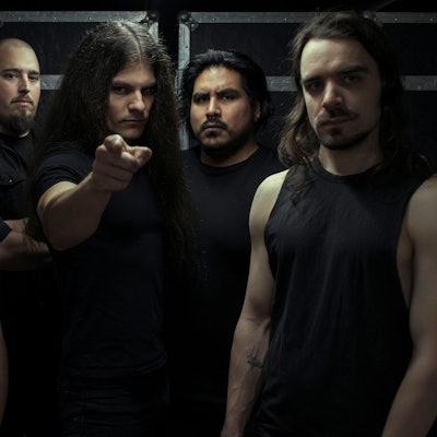 Zu sehen ist die Band Calibre Infinite.