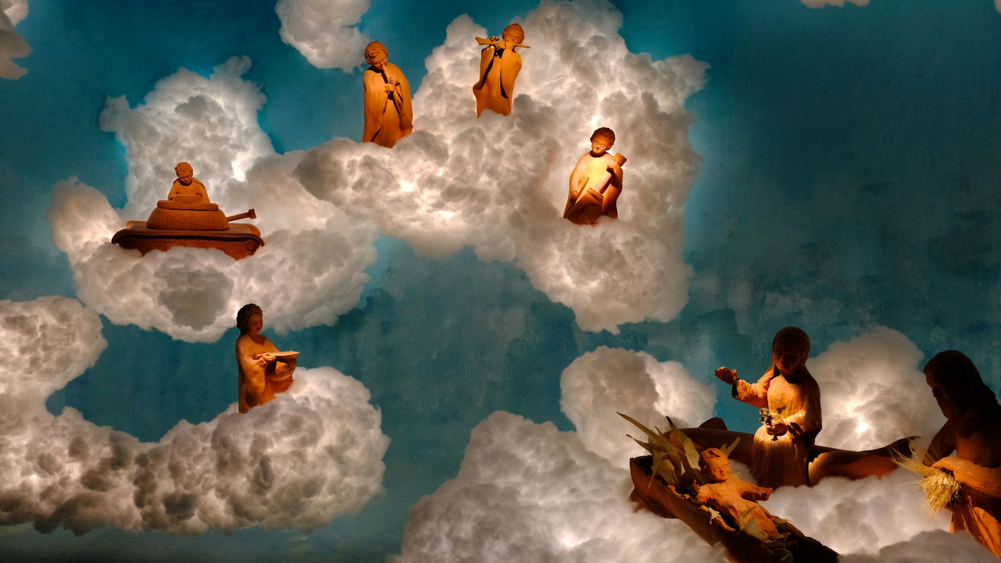 In dieser Krippendarstellung sitzen die Figuren auf weißen, hinterleuchteten Wolken.
