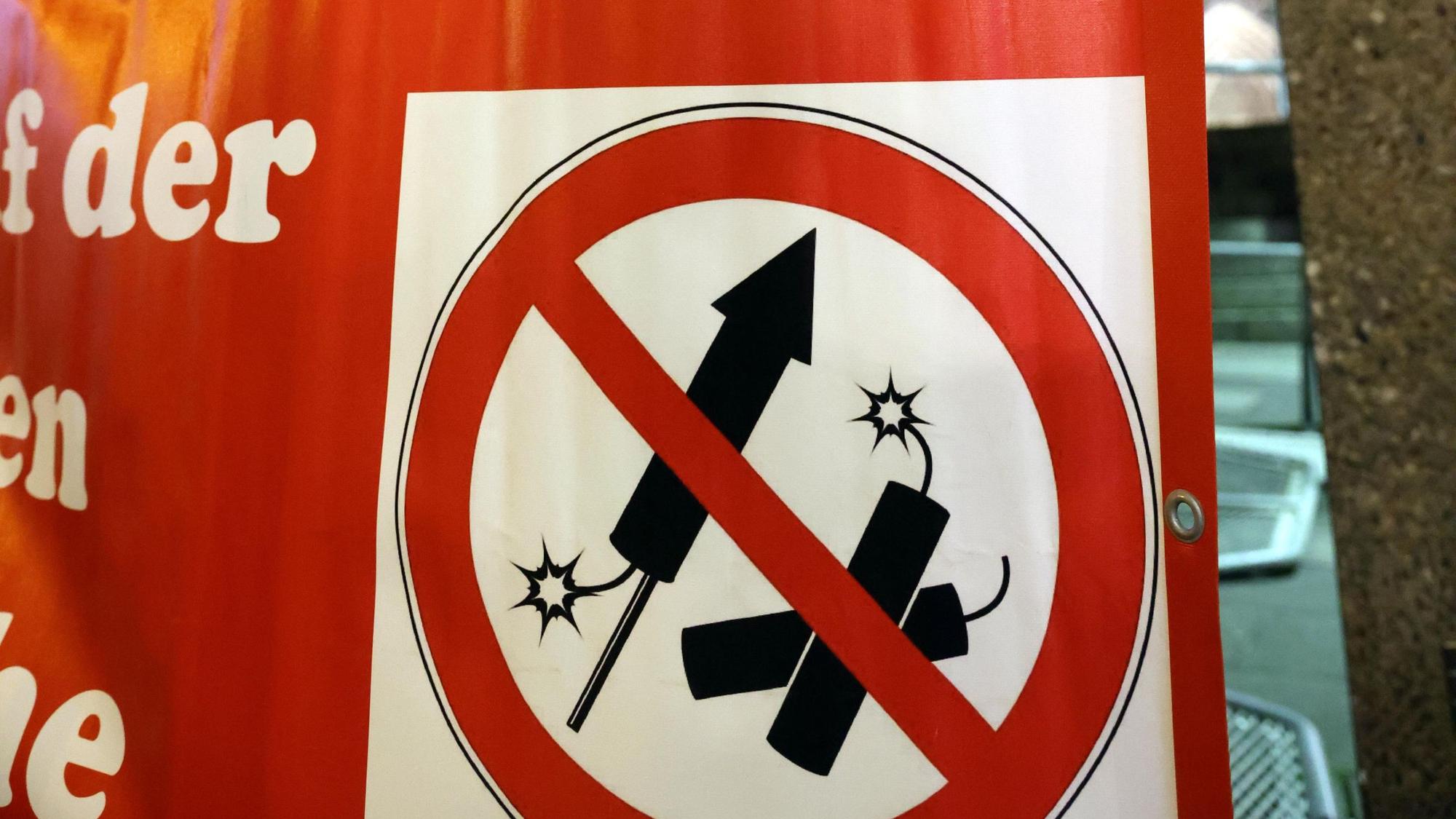 Rund um den Dom waren jegliche Feuerwerkskörper verboten. Wenn es nach dem Bürgerverein Altstadt geht, sollte auch Groß St. Martin geschützt werden – vielleicht auch durch eine solche Verbotszone.