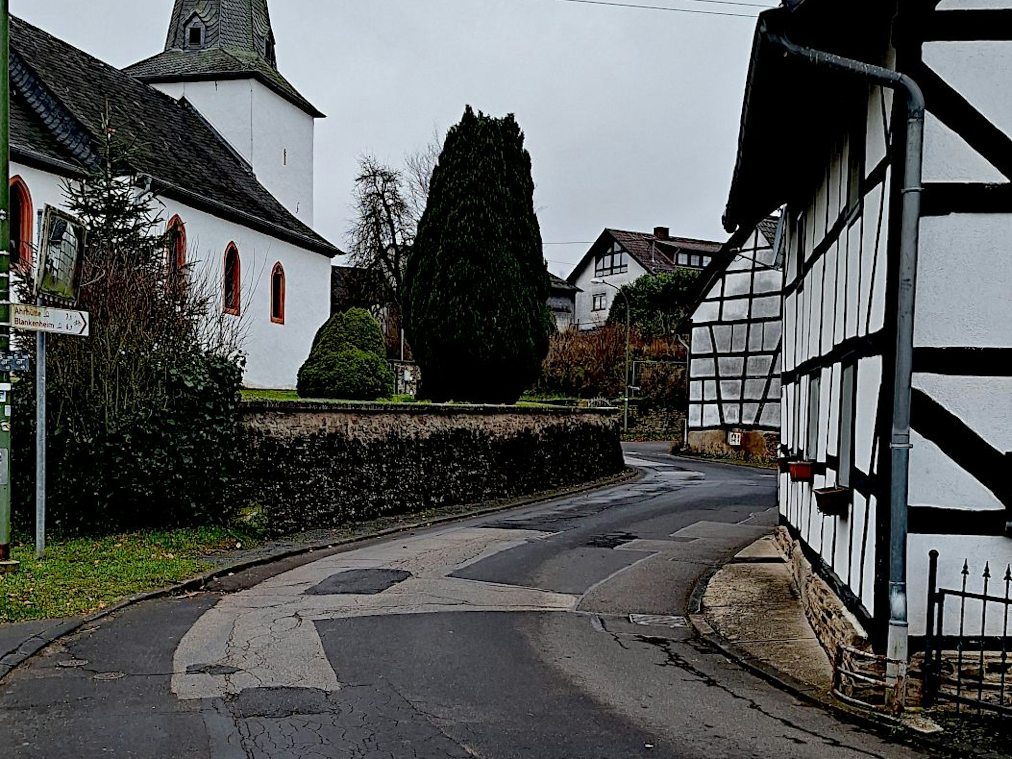 Ein Blick auf die alte Straße, im Hintergrund die Kirche.