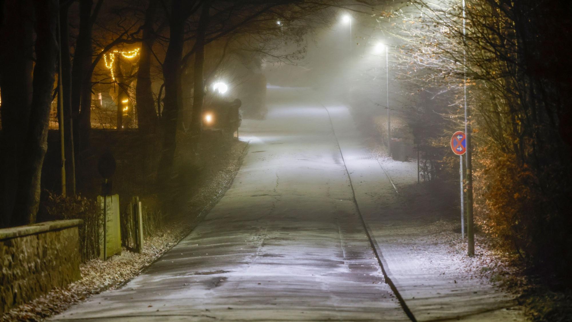 Blick in eine am verschneite, leere Straße in Königswinter.