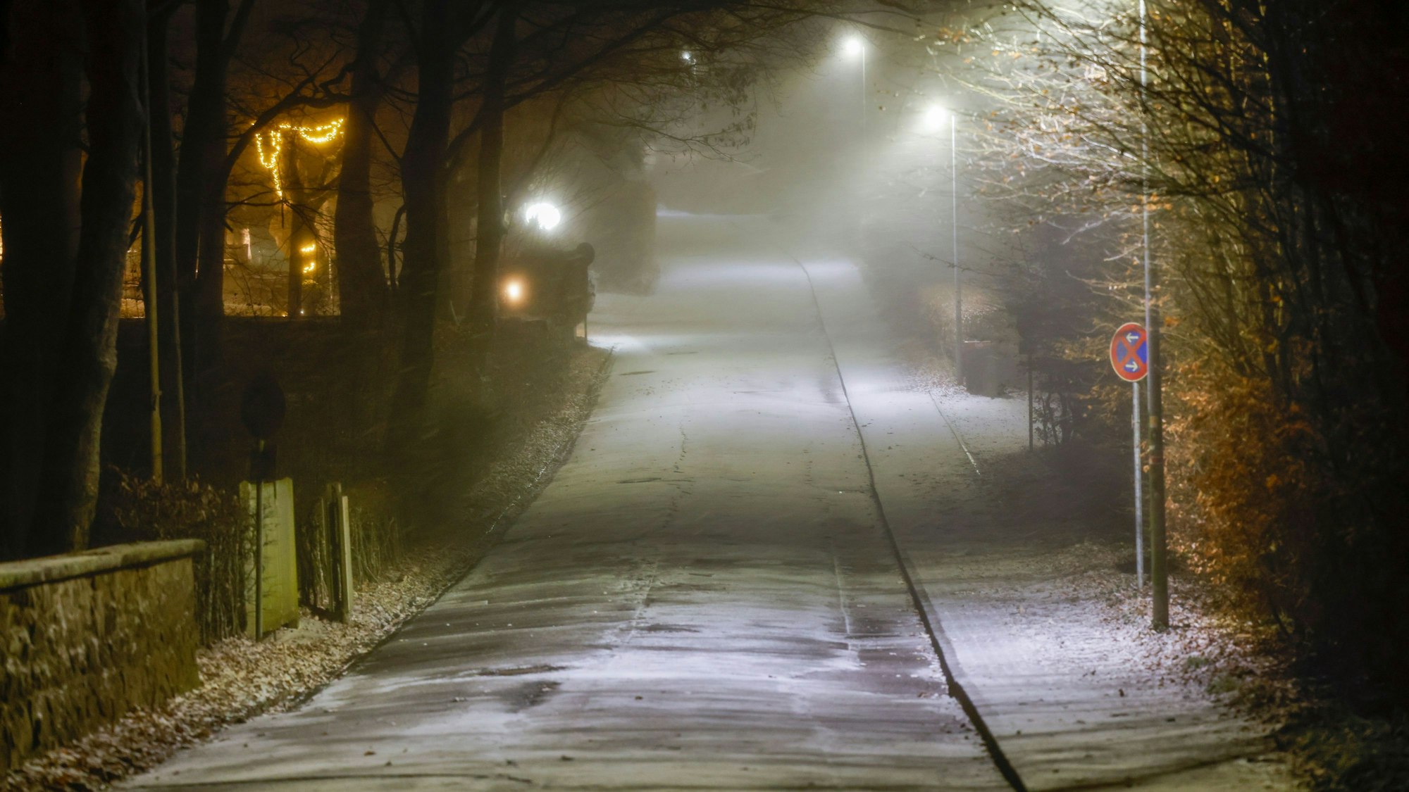 Blick in eine am verschneite, leere Straße in Königswinter.