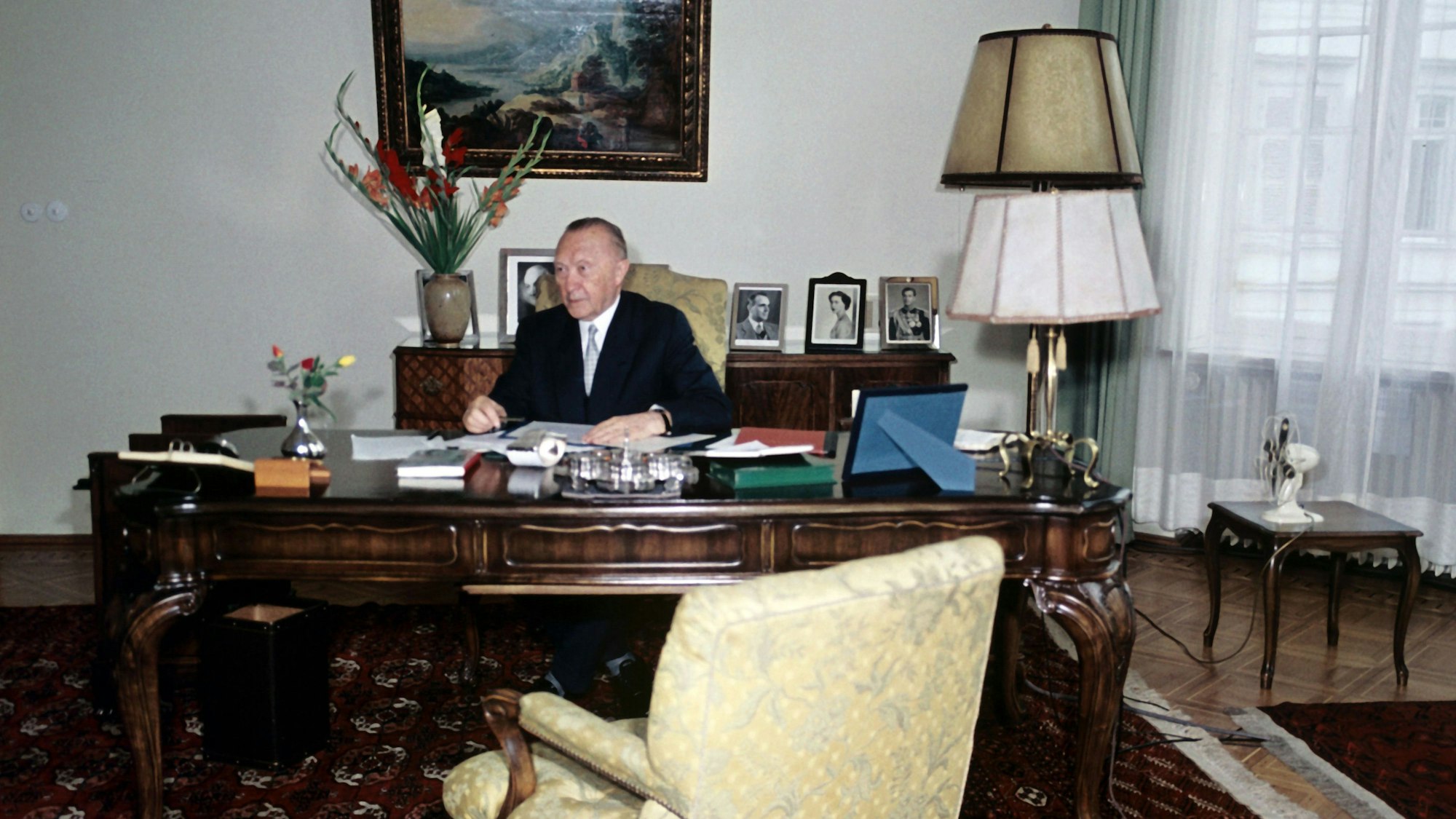 Bundeskanzler Konrad Adenauer 1959 in seinem Arbeitszimmer im Palais Schaumburg in Bonn