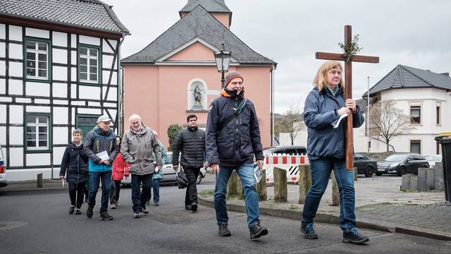 April 2023: Der ökumenische Kreuzweg startet an der Kirche Heilige Drei Könige in Oberbachem. Doch die soll nun stillgelegt werden.