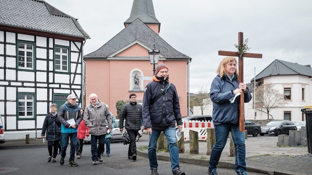 April 2023: Der ökumenische Kreuzweg startet an der Kirche Heilige Drei Könige in Oberbachem. Doch die soll nun stillgelegt werden.