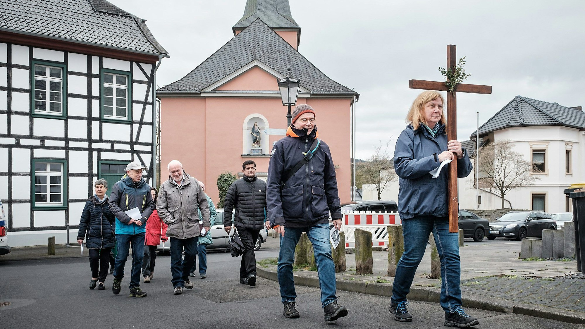 April 2023: Der ökumenische Kreuzweg startet an der Kirche Heilige Drei Könige in Oberbachem. Doch die soll nun stillgelegt werden.