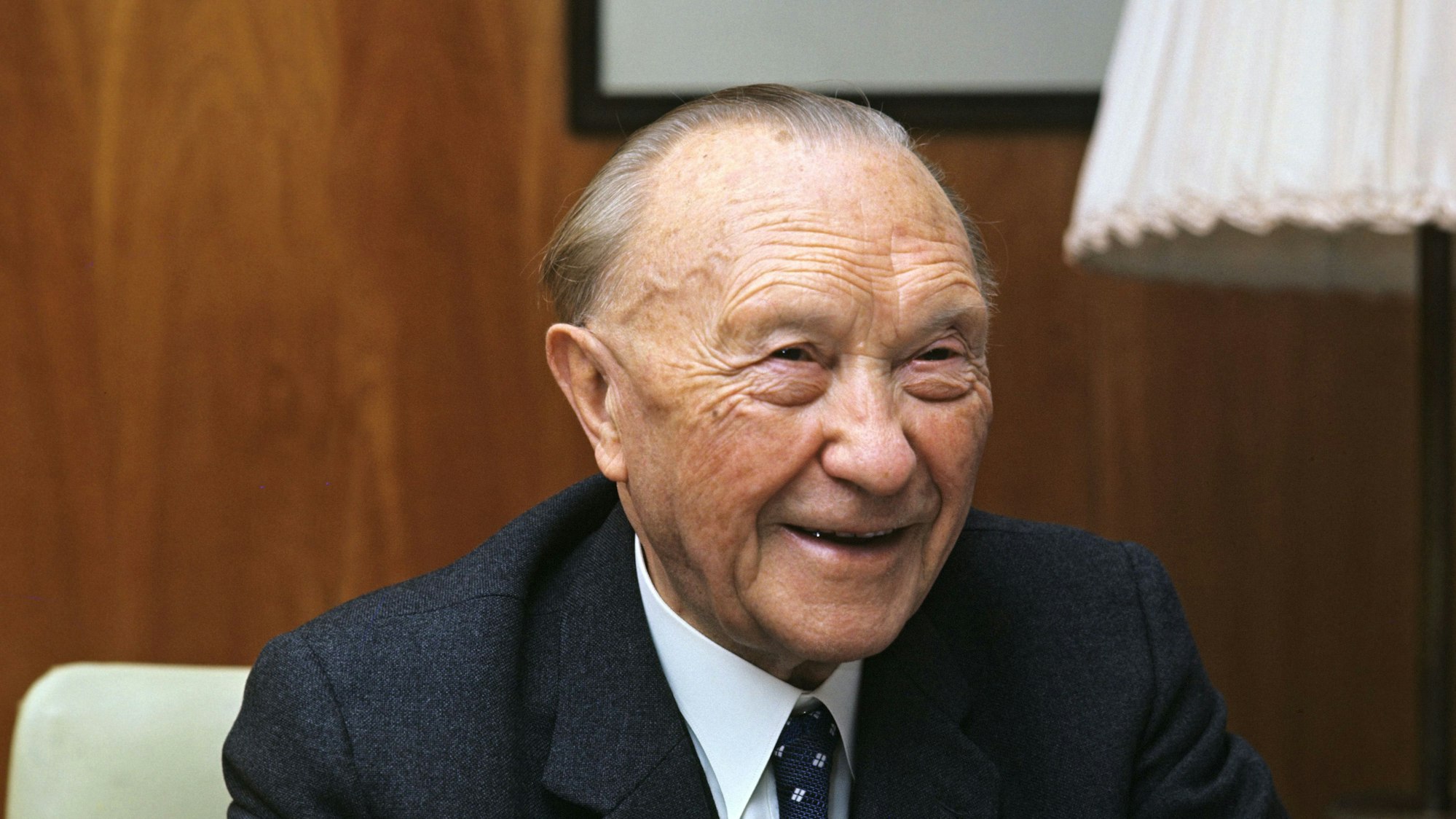 Altbundeskanzler Konrad Adenauer im Jahre 1966. Konrad Adenauer war von 1949 bis 1963 der erste Bundeskanzler der Bundesrepublik Deutschland und von 1951 bis 1955 zugleich Bundesaußenminister.