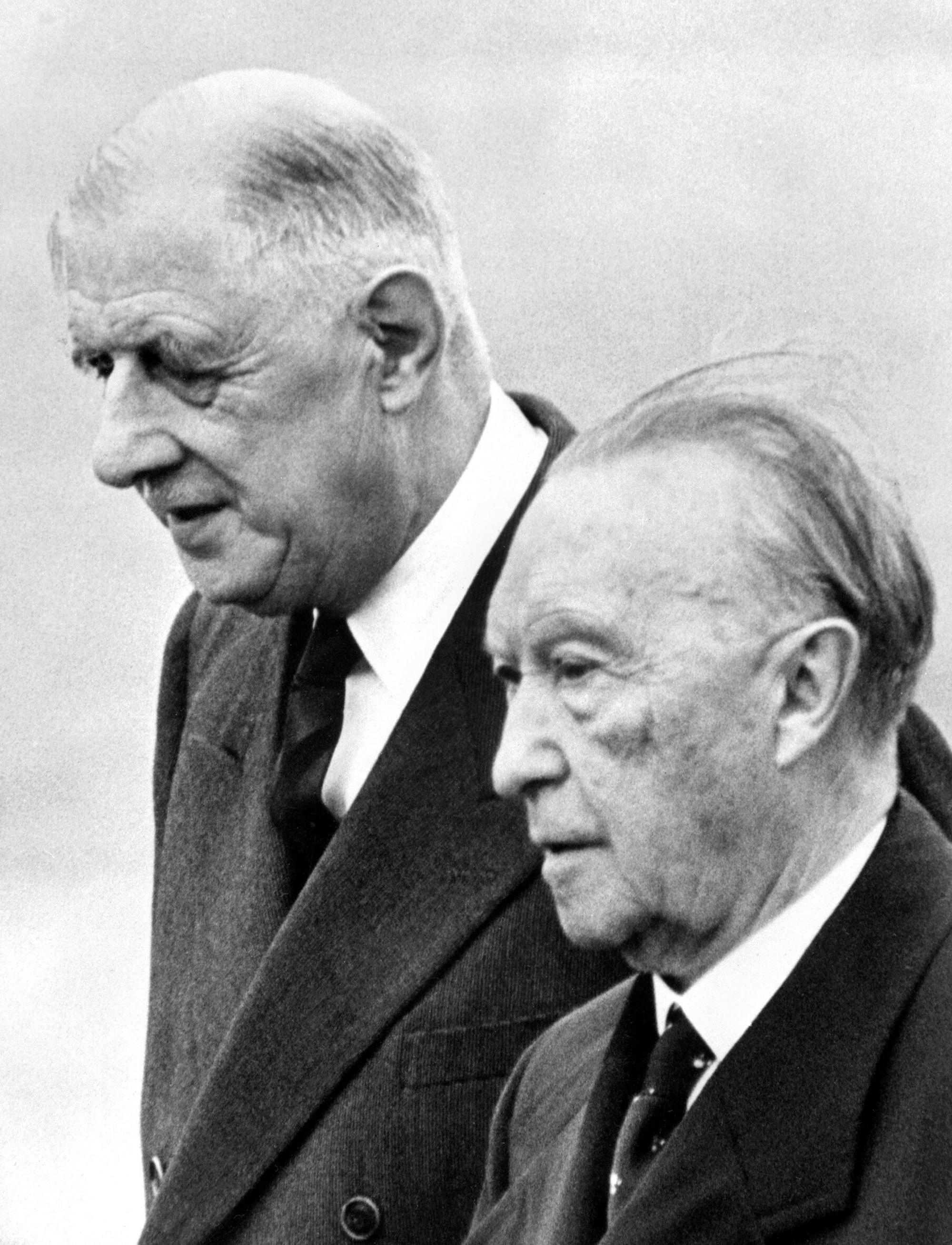 Der französische Staatspräsident Charles de Gaulle (l) und Bundeskanzler Konrad Adenauer 1961 auf dem Kölner Flughafen