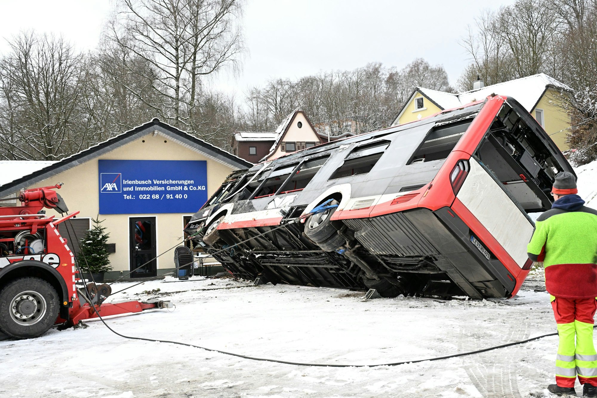 Ein Bus kam von der Fahrbahn ab und rutschte in ein Haus.