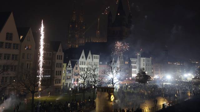 Der Rheingarten war auch zu Silvester 2025 gut besucht. Laut der Bürgergemeinschaft Altstadt seien es allerdings weniger Feiernde gewesen, als in den Vorjahren.