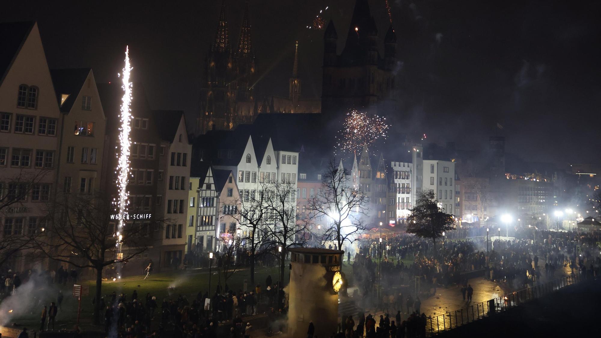 Der Rheingarten war auch zu Silvester 2025 gut besucht. Laut der Bürgergemeinschaft Altstadt seien es allerdings weniger Feiernde gewesen, als in den Vorjahren.
