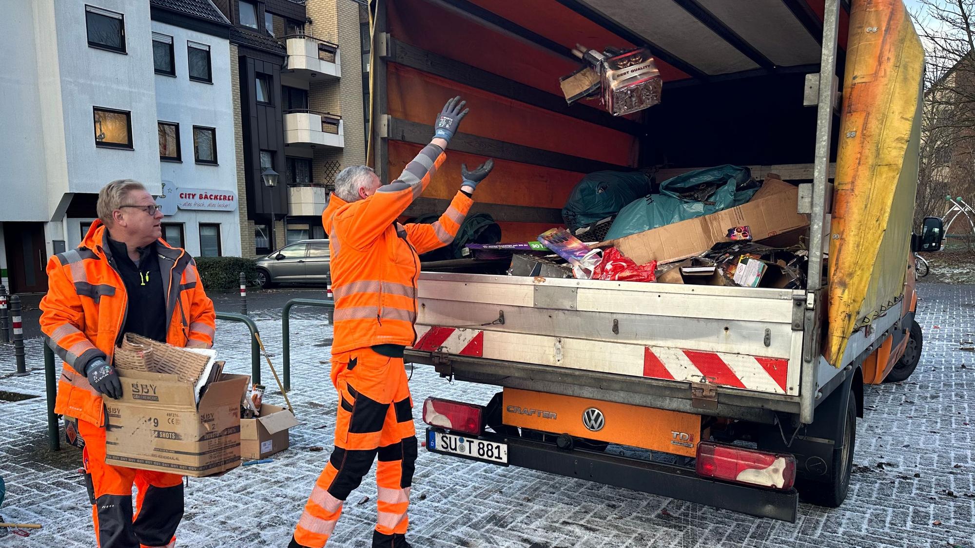 Am Europaplatz in Troisdorf werden die Knallerreste nach Silvester weggeräumt. Im Einsatz sind Robert Pietza (l.) und Andreas Kalinowski vom Bauhof der Stadt Troisdorf.